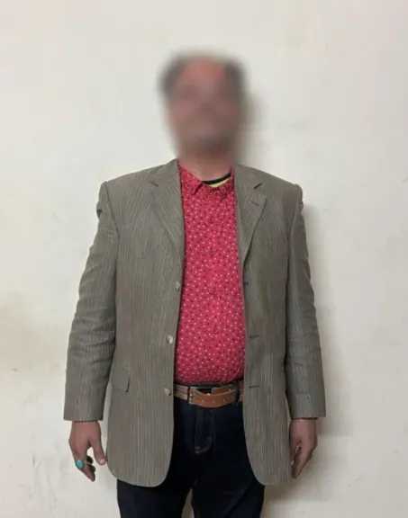 ضبط مرشد سياحي بعد واقعة الرسم على جدار أثري بسقارة