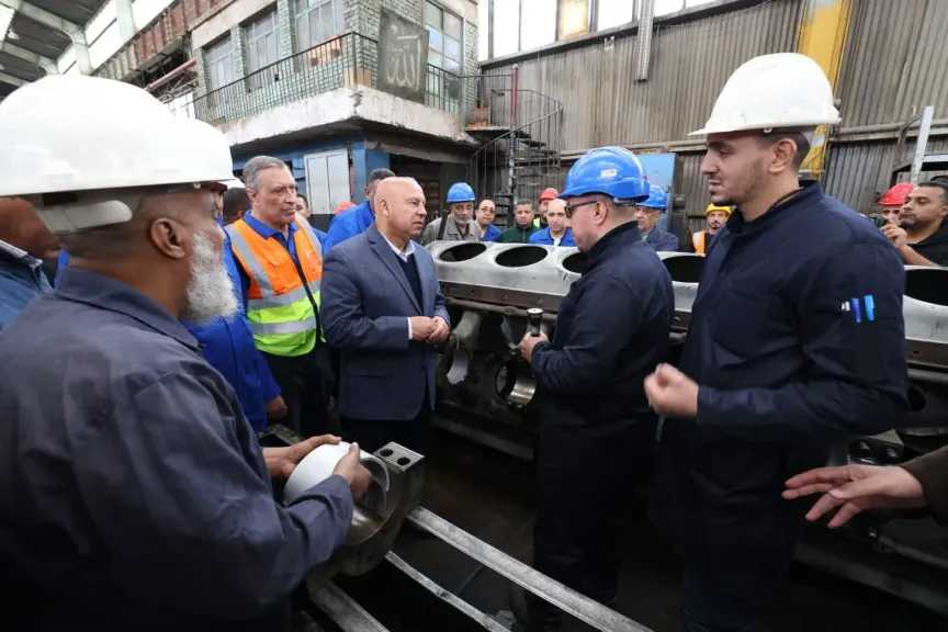 شاهد.. وزير النقل يتفقد ورش إيرماس المتخصصة في عمرة وصيانة جرارات السكك الحديدية