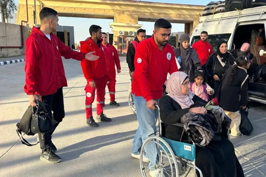 فلسطينيون عائدون إلى غزة 