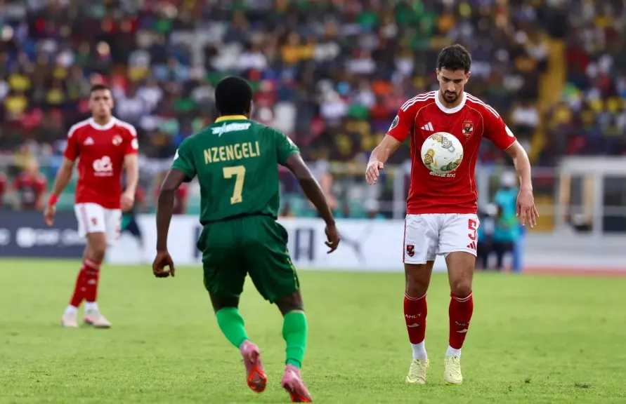 الأهلي يتقدم على سموحة بهدف مروان عثمان في الشوط الأول بالدوري الممتاز