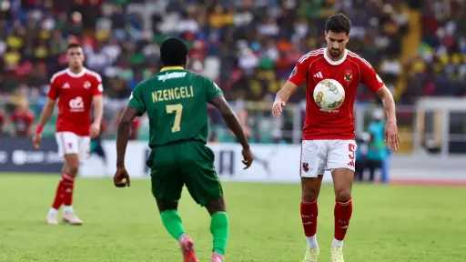 الأهلي يتقدم على سموحة بهدف مروان عثمان في الشوط الأول بالدوري الممتاز