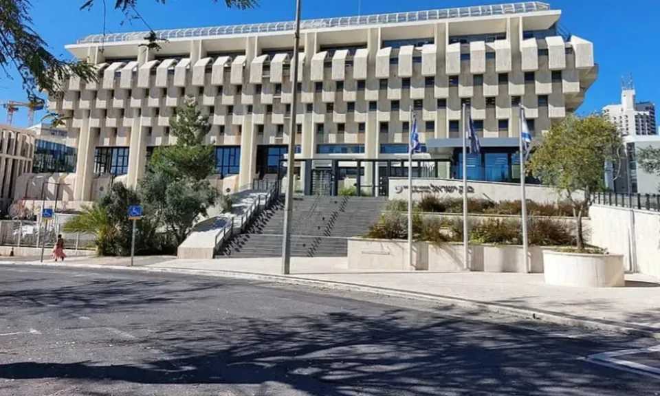 البنك المركزي الإسرائيلي يثبت سعر الفائدة عند 4% في ظل تصاعد احتمالات التصعيد مع إيران