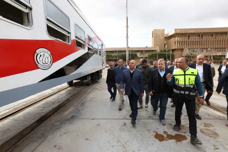 وزير النقل يتابع الإنتهاء من إعادة  تأهيل وتطوير عدد من عربات القطارات الأسباني وتحيا مصر