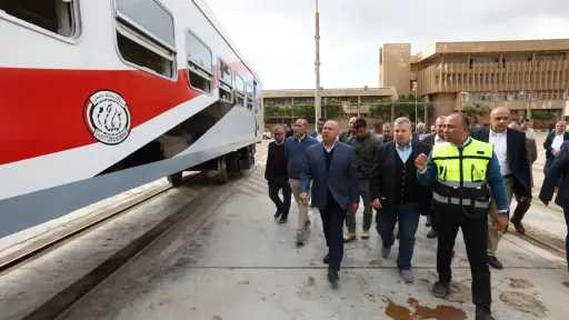 وزير النقل يتابع الإنتهاء من إعادة تأهيل... وزير النقل يتابع الإنتهاء من إعادة تأهيل وتطوير عدد من عربات القطارات الأسباني وتحيا مصر