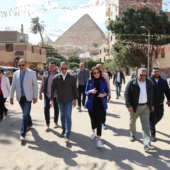 محافظ الجيزة يتفقد منطقة نزلة السمان لمتابعة مشروعات التطوير ورفع الكفاءة بالمناطق المحيطة بالأهرامات
