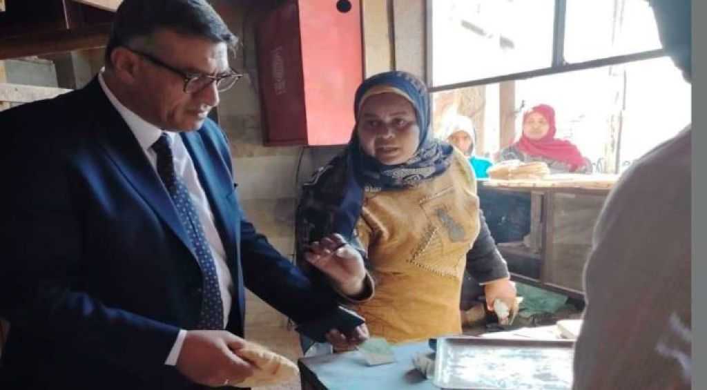 بعد جولة مفاجئة بمفرده..محافظ قنا يحيل عددا من العاملين بالمخبز الآلي للتحقيق لعدم مطابقة الخبز للمواصفات