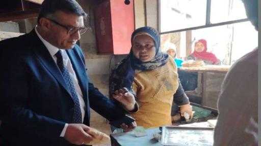 بعد جولة مفاجئة بمفرده..محافظ قنا يحيل عددا من العاملين بالمخبز الآلي للتحقيق لعدم مطابقة الخبز للمواصفات