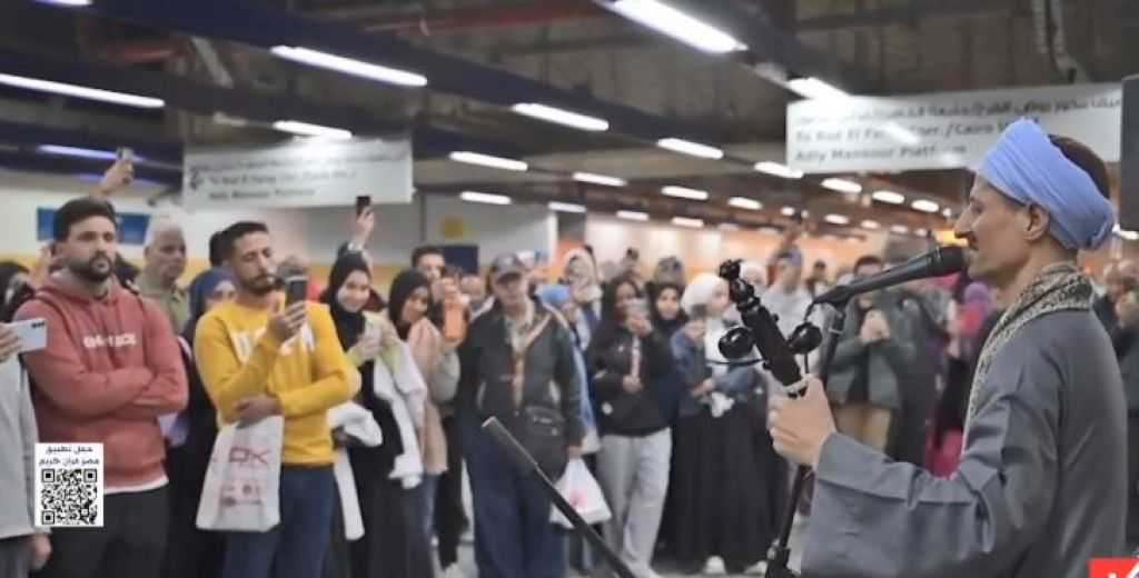 إحياء للتراث الشعبي.. عرض فني حي الرواة السيرة الهلالية بـ مترو الأنفاق