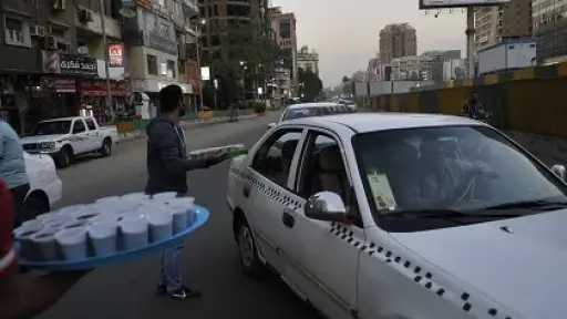 الإفتاء توضح متى يتحول توزيع الإفطار للصائمين على الطرق إلى حالة منهي عنها شرعا