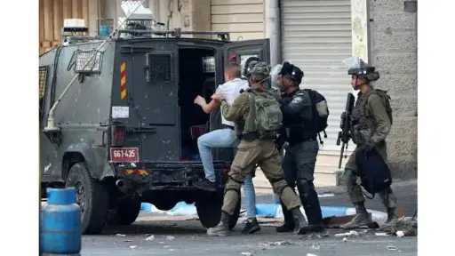 الاحتلال الإسرائيلي يعتقل شابا فلسطينيا ومستوطن ينكل بمواطنين جنوب الخليل