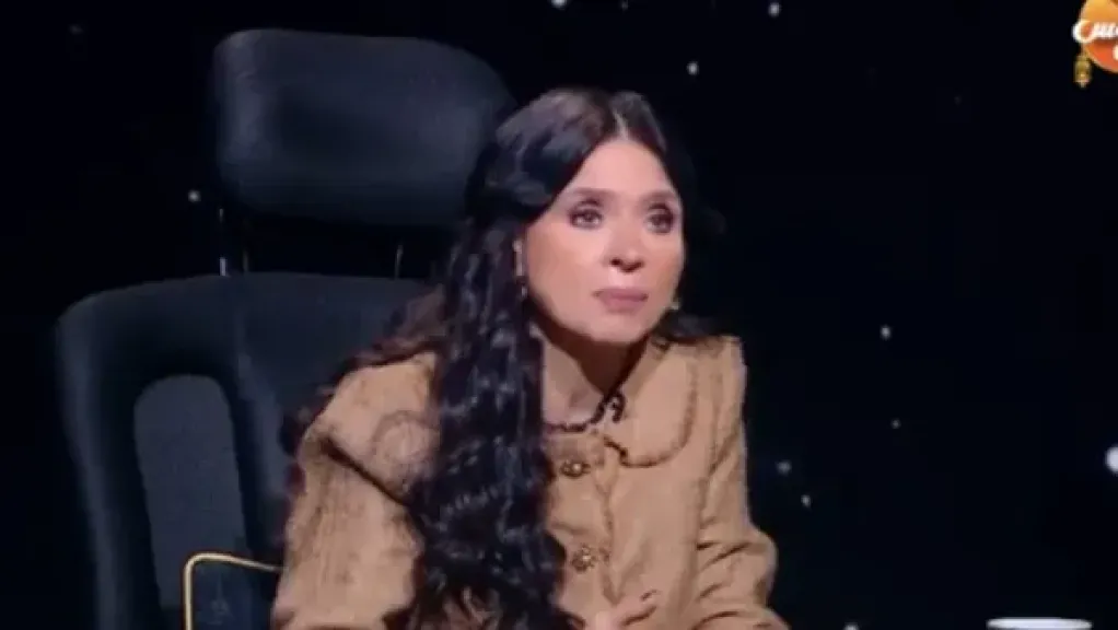 الراقصة دينا أن الفنانة مي عمر
