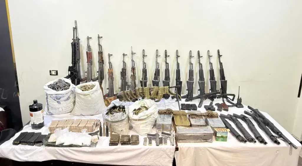 ضبط عناصر إجرامية بحوزتهم طن مخدرات و118 قطعة سلاح في عدة محافظات