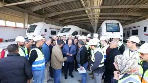 كامل الوزير يتفقد أعمال تنفيذ القطار الكهربائي السريع..... كامل الوزير يتفقد أعمال تنفيذ القطار الكهربائي السريع.. ويؤكد: المشروع له أبعاد اقتصادية وتنموية شاملة