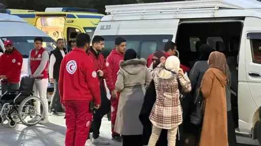 استعدادات طبية في الجانب المصري لمعبر رفح لاستقبال دفعة جديدة من المصابين الفلسطينيين