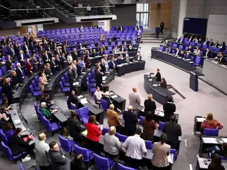 البرلمان الألماني يقر مشروع قرار يدعو إلى تعزيز دعم أوكرانيا