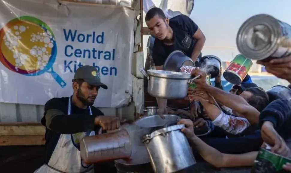 حكومة غزة تقول إن معيقات إسرائيلية تهدد بتوقف المطبخ العالمي