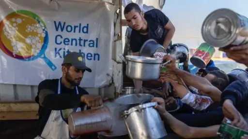 حكومة غزة تقول إن معيقات إسرائيلية تهدد بتوقف المطبخ العالمي