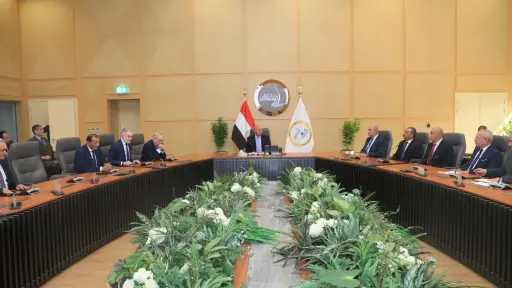 الوزير يشهد توقيع بروتوكول تعاون لإنشاء شركة لإدارة... الوزير يشهد توقيع بروتوكول تعاون لإنشاء شركة لإدارة وتشغيل سفن تجارية تعمل بين موانئ مصر ودول شرق أفريقيا