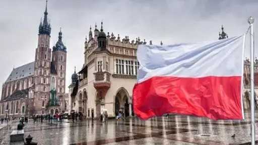 بولندا تغلق مطارين مؤقتًا وتعزز دفاعها الجوي بعد الهجوم الروسي على أوكرانيا