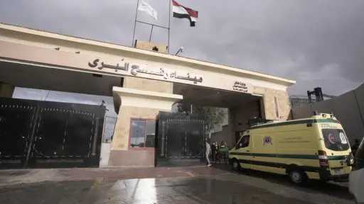 دخول دفعات من الجرحى والمصابين الفلسطينيين إلى مصر ومساعدات عاجلة تصل غزة