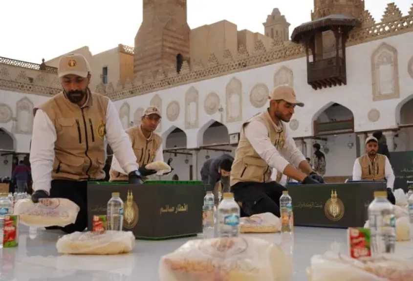 بيت الزكاة والصدقات ينتهي من توزيع نحو 70 ألف وجبة على رواد الجامع الأزهر ضمن مبادرة إفطار صائم