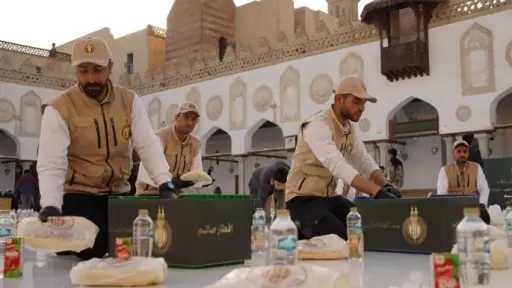 بيت الزكاة والصدقات ينتهي من توزيع نحو 70... بيت الزكاة والصدقات ينتهي من توزيع نحو 70 ألف وجبة على رواد الجامع الأزهر ضمن مبادرة إفطار صائم