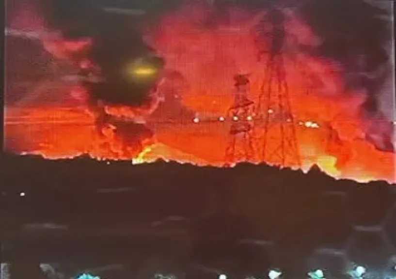 إيران.. اندلاع حريق في منشأة لإنتاج البوليمر بمدينة عبادان