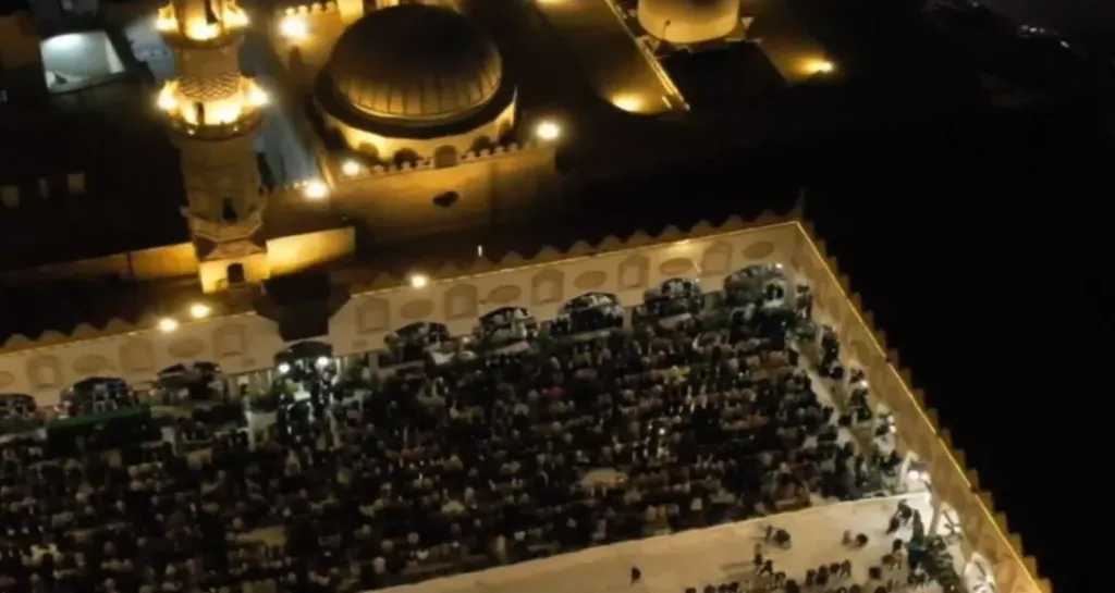 برواية حفص وابن وردان وابن ذكوان وشعبة.. آلاف المصلين يحيون الليلة التاسعة من رمضان بالجامع الأزهر