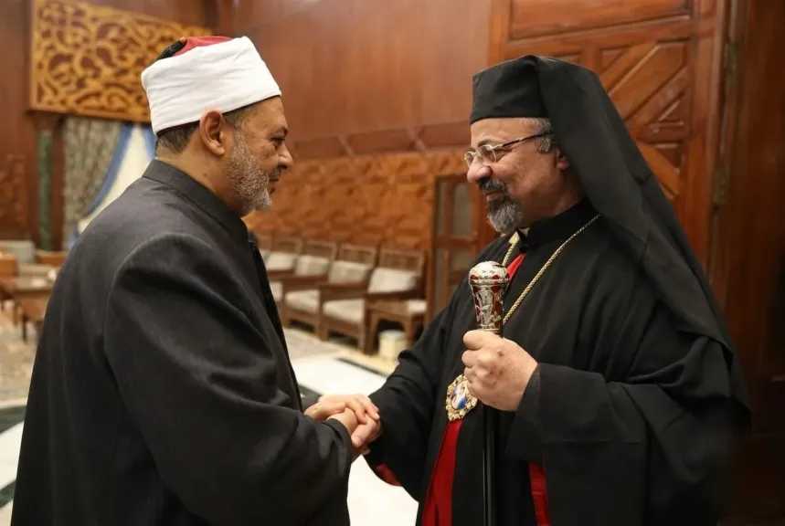 البطريرك الأنبا إبراهيم إسحق يطمئن على صحة شيخ الأزهر
