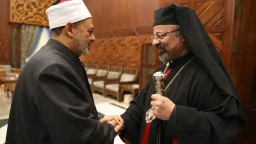 البطريرك الأنبا إبراهيم إسحق يطمئن على صحة شيخ الأزهر