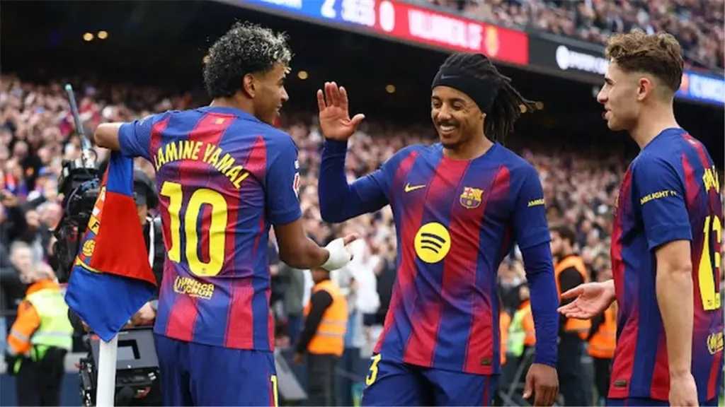 هاتريك لامين يامال يقود برشلونة لاكتساح فياريال وتعزيز صدارة الليجا