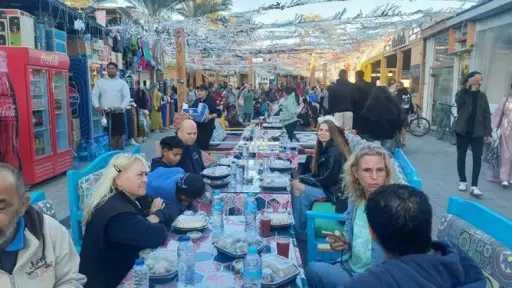 بطول 2 كيلومتر.. سائحون ومسلمون ومسيحيون على مائدة إفطار جماعية في مدينة دهب