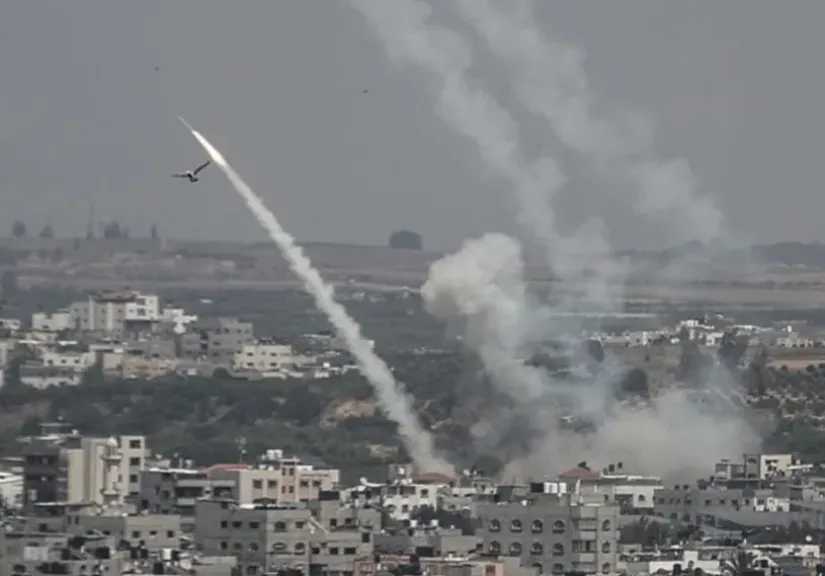 صفارات الإنذار تدوي في تل أبيب بعد رصد إطلاق صواريخ إيرانية