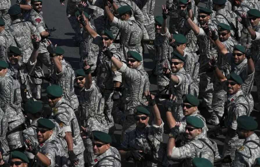 الجيش الإيراني: جاهزون للتصدي لأي تهديد واغتيال خامنئي «لن يمر دون رد»