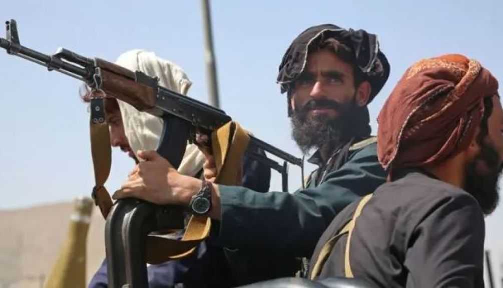 طالبان تعلن السيطرة على 4 قواعد باكستانية وهجمات انتقامية تتسبب بمقتل 32 جنديًا