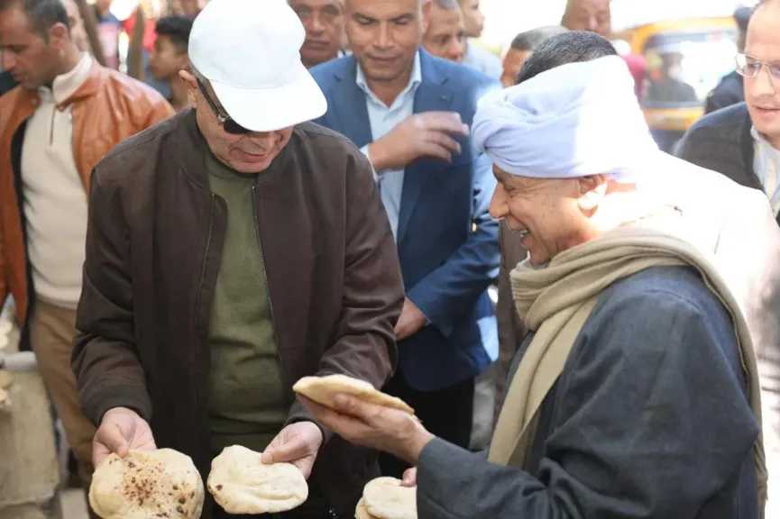 محافظ المنيا يُفاجئ مخبزًا بلديًا بقرية الجزائر لمتابعة جودة الإنتاج