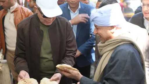 محافظ المنيا يُفاجئ مخبزًا بلديًا بقرية الجزائر لمتابعة جودة الإنتاج