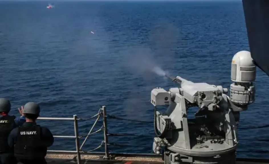 القيادة المركزية الأمريكية تعلن إغراق فرقاطة إيرانية في خليج عمان