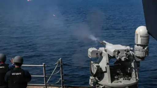 القيادة المركزية الأمريكية تعلن إغراق فرقاطة إيرانية في خليج عمان