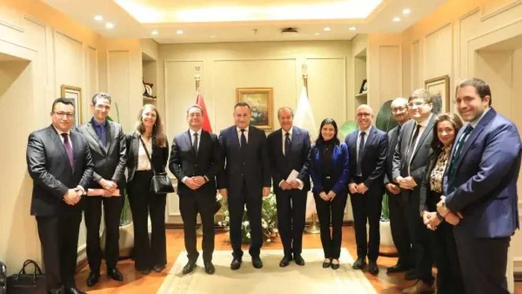 وزير التعليم العالي والسفير الفرنسي يبحثان تطورات إنشاء الحرم الجديد للجامعة الفرنسية في مصر