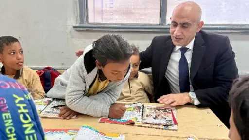 وزير التعليم يختبر مستوى الطلاب في مهارات القراءة والكتابة أثناء جولته بقنا