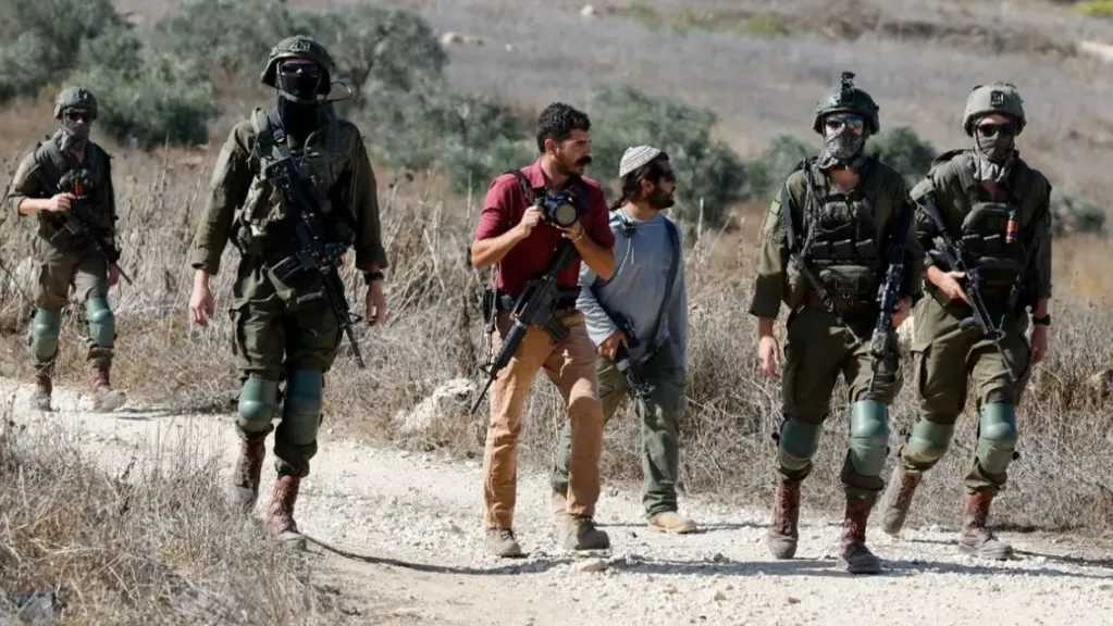 مستوطنون إسرائيليون يهاجمون قرية فلسطينية جنوب نابلس ويقتلون شقيقين فلسطينيين