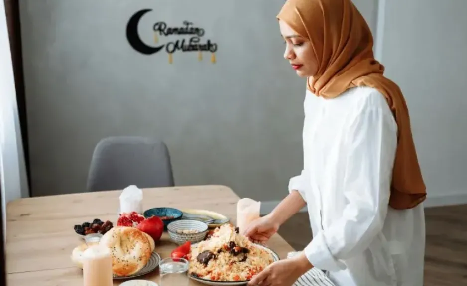 النية مفتاح الأجر.. كيف يتحول جهد المرأة اليومي في رمضان إلى عبادة؟