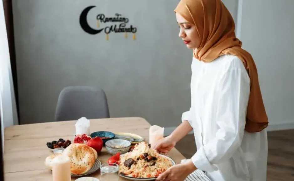 النية مفتاح الأجر.. كيف يتحول جهد المرأة اليومي في رمضان إلى عبادة؟
