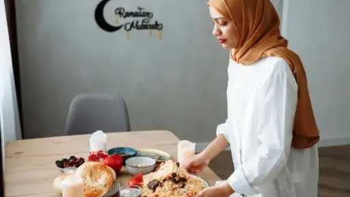 النية مفتاح الأجر.. كيف يتحول جهد المرأة اليومي في رمضان إلى عبادة؟