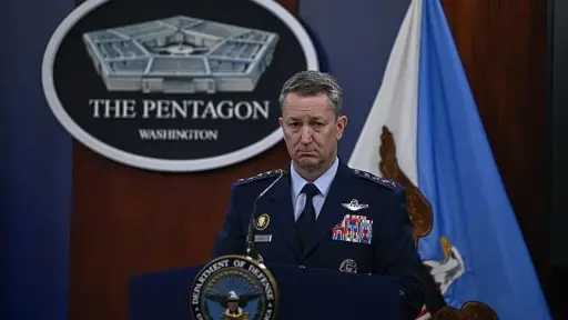 رئيس الأركان الأمريكي يكشف كواليس قرار ترامب النهائي... رئيس الأركان الأمريكي يكشف كواليس قرار ترامب النهائي بضرب إيران