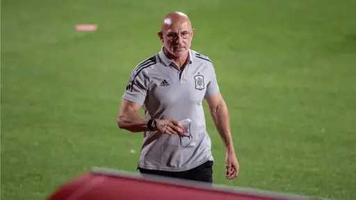 لويس دي لا فوينتي يعلق على أزمة إقامة... لويس دي لا فوينتي يعلق على أزمة إقامة فيناليسيما بين إسبانيا والأرجنتين في قطر