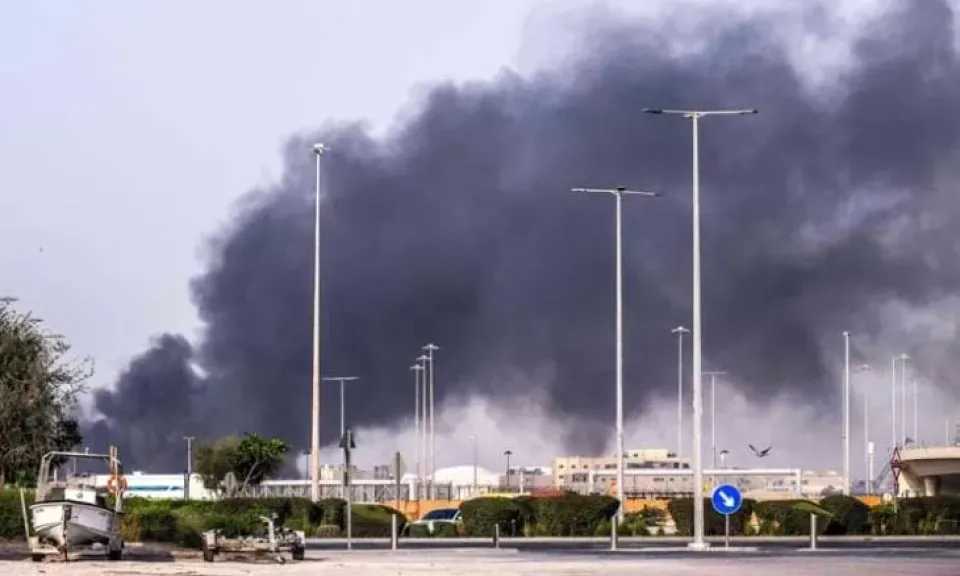 مكتب أبوظبي الإعلامي: التعامل مع حريق وقع إثر استهداف بطائرة مسيرة لمحطة خزانات وقود