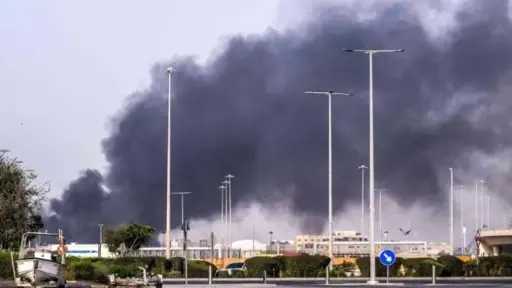 مكتب أبوظبي الإعلامي: التعامل مع حريق وقع إثر... مكتب أبوظبي الإعلامي: التعامل مع حريق وقع إثر استهداف بطائرة مسيرة لمحطة خزانات وقود