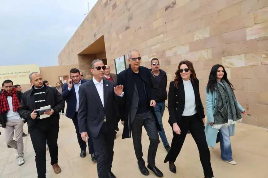 محافظ الجيزة يسلّم 20 منصة بيع حضارية لباعة منطقة الزيارة بأهرامات الجيزة ضمن خطة التطوير الشامل